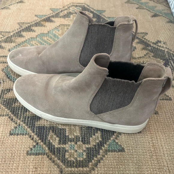 Vince Gray Chelsea Boots Suede Ankle Slip-On size 9.5 - Picture 1 of 7